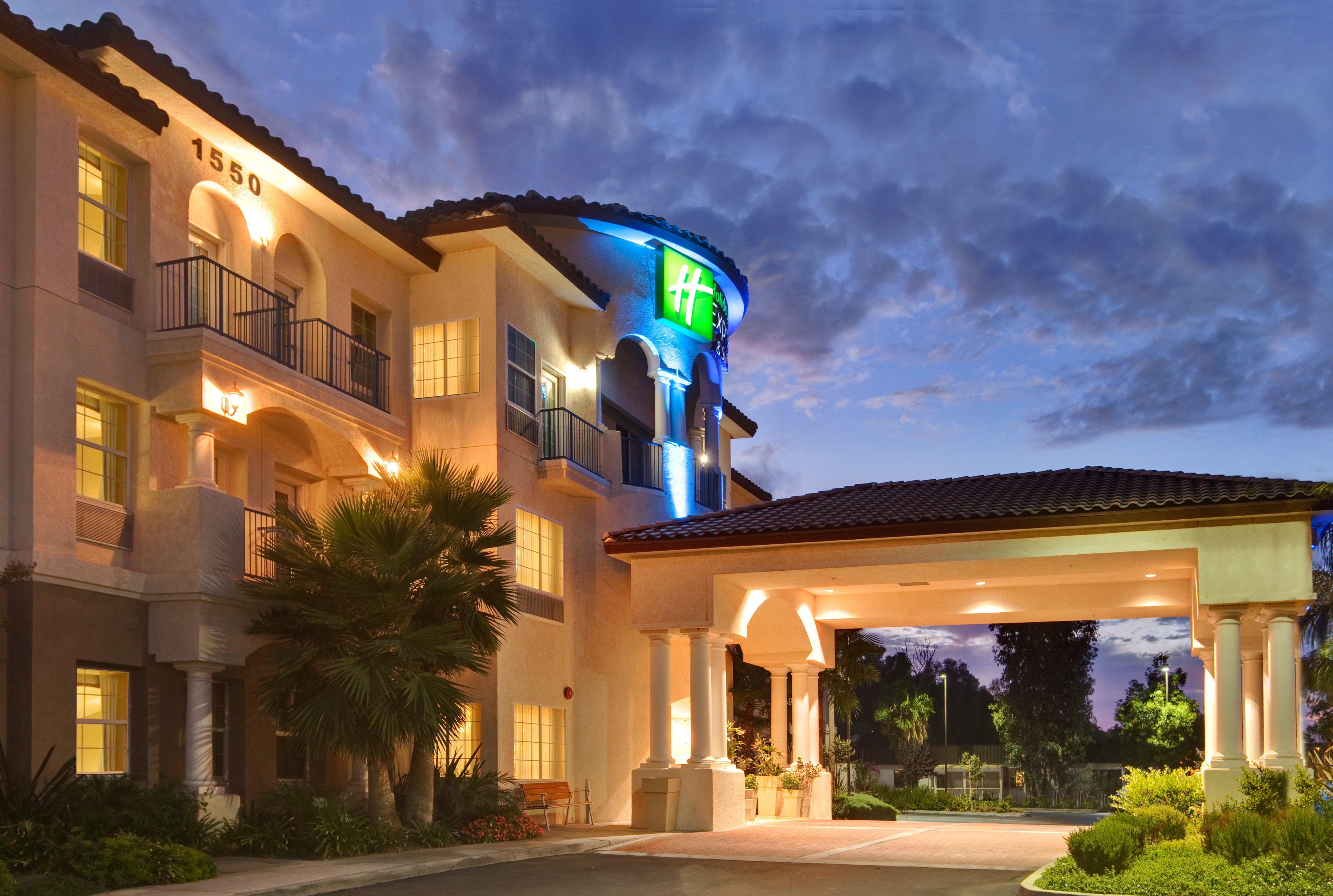 Holiday Inn Express & Suites Corona, An Ihg Hotel Экстерьер фото
